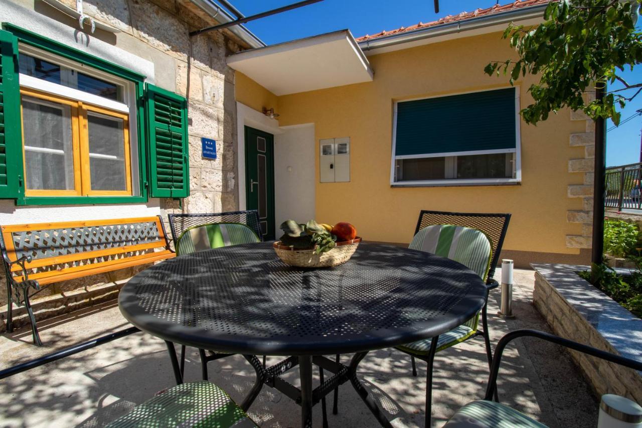 Apartman Ivan Drnis Luaran gambar